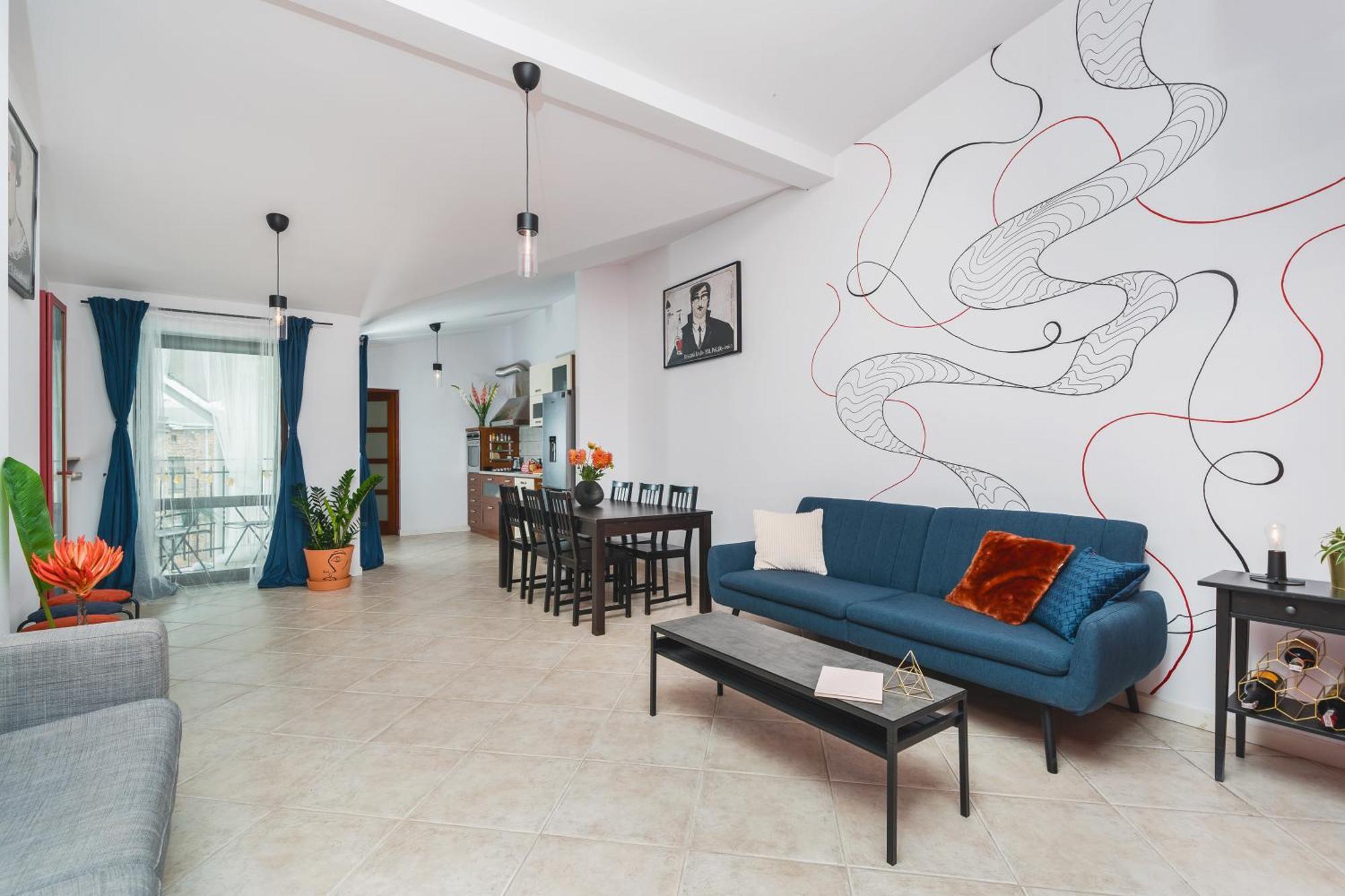 Unique Spacious 3 Bedroom - Old Town Loft - By Upstairs *