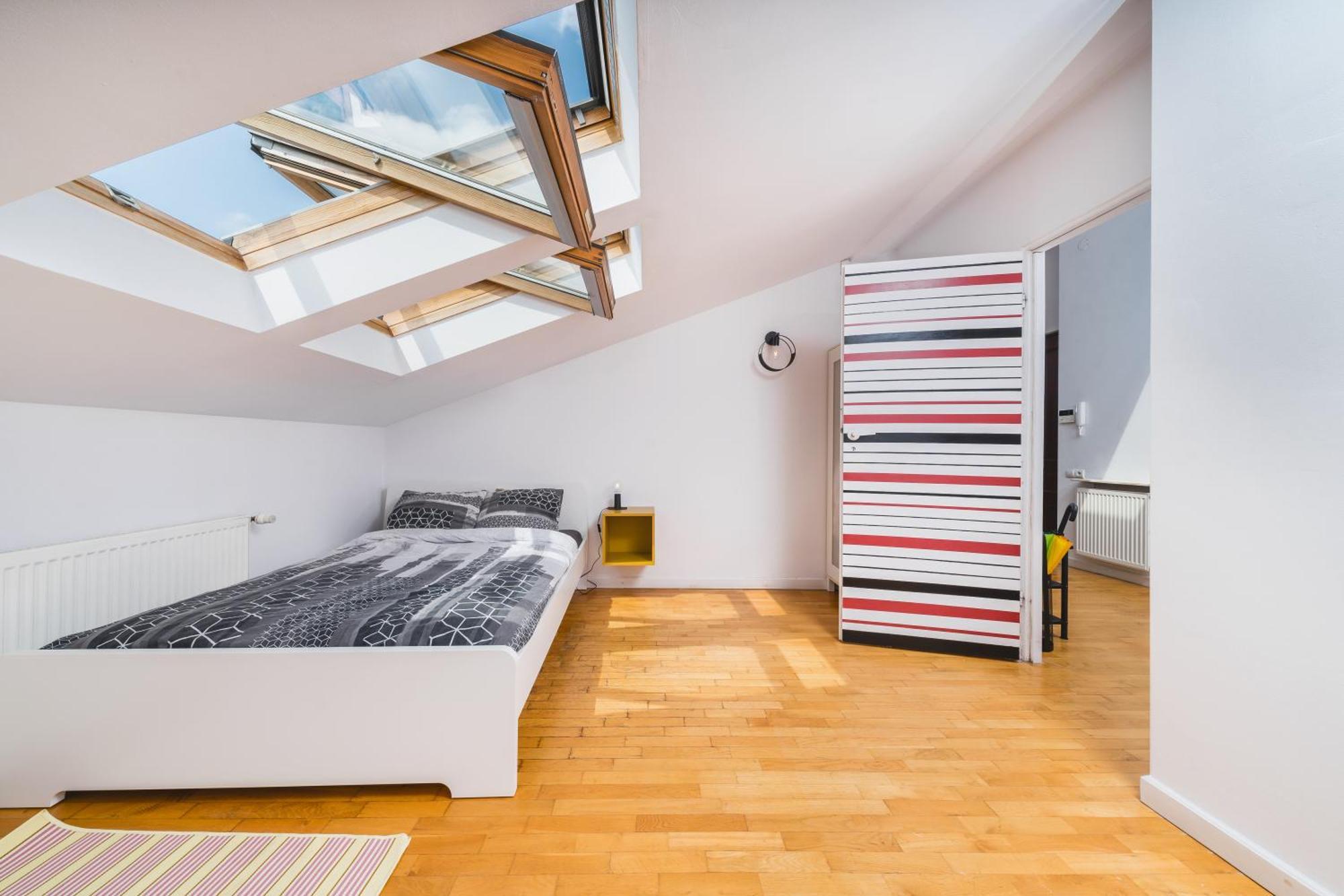 Unique Spacious 3 Bedroom - Old Town Loft - By Upstairs
